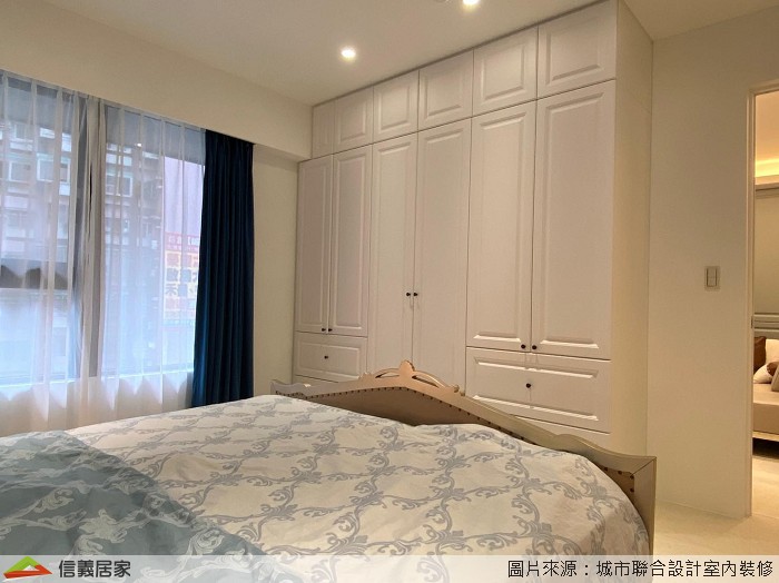 主臥|古典、美式一線間 精巧融合古典及美式風格的線板元素又再次運用在主臥裡,連續性的古典線板,以清新素雅的白色為基底,將床頭邊兩盞精美的水晶燈與華麗宮廷風的床頭板恰到好處的串連在一起,一點也不顯突兀,反而營造出賞心悅目的浪漫公主房。