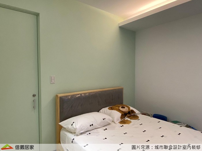 兒童房|青綠主牆,悠活空間感 採用「森林」的翠綠為發想,淡淡的青綠色伴著木質感的衣櫃、書桌、收納架,讓房間充滿著悠閒的渡假氛圍,希望孩子在繁重的課業下,有著一片自己的天空休息充電,重整腳步再出發!