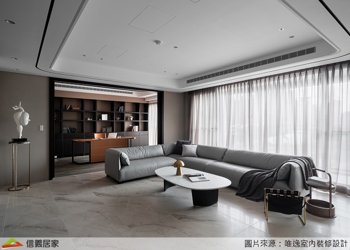 客廳延續全室的主要設計,以禪風拉門貫穿場域,巧妙與書房劃分場域,又能讓光線毫無阻礙地透入全室,光彩映照在夏木漱石的地板上顯得更為清澈純淨。優雅的黃銅展示台為角落帶來了光線和深度,耀眼的金色體現著華美氣息。