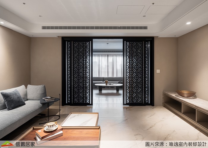視聽室保留玻璃門來隔絕聲音透入,另一方面也因為玻璃的通透,讓光感於室內暢然無阻。灰褐色珪藻土牆面鋪上細緻雪白銀狐,譜寫無壓純淨的安定感。灰藍色沙發靜謐穩立,深邃的柔光感漫射精緻的細節和別樣的質感、內斂低調而高貴奢華。 棋藝室用窗櫺門印刻禪意的想像,縷空設計讓日光無礙穿透照耀空間、昇華意境。