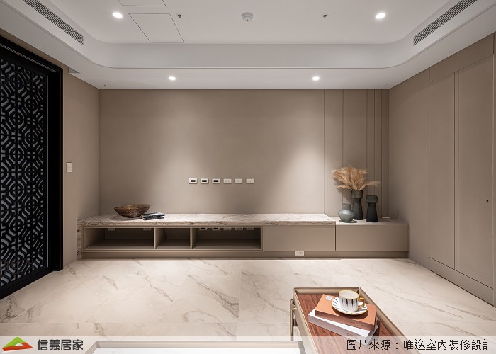 視聽室保留玻璃門來隔絕聲音透入,另一方面也因為玻璃的通透,讓光感於室內暢然無阻。灰褐色珪藻土牆面鋪上細緻雪白銀狐,譜寫無壓純淨的安定感。灰藍色沙發靜謐穩立,深邃的柔光感漫射精緻的細節和別樣的質感、內斂低調而高貴奢華。 棋藝室用窗櫺門印刻禪意的想像,縷空設計讓日光無礙穿透照耀空間、昇華意境。