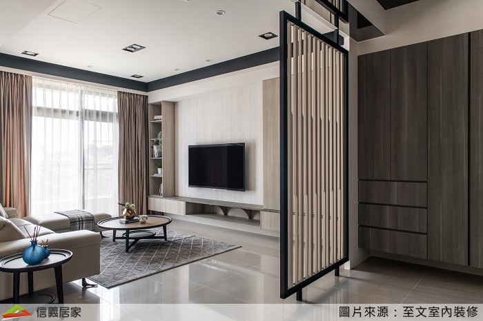 灰色客廳室內裝潢設計，包括窗簾、電視牆、隔屏裝潢圖片