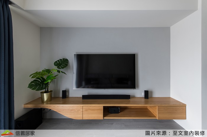 白色客廳室內裝潢設計，包括電視牆、電視櫃裝潢圖片