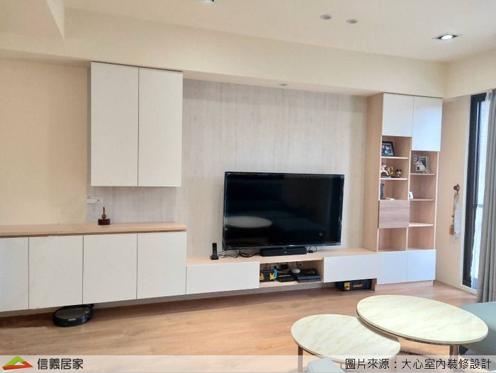 白色客廳室內裝潢設計，包括茶几、電視牆、矮櫃裝潢圖片