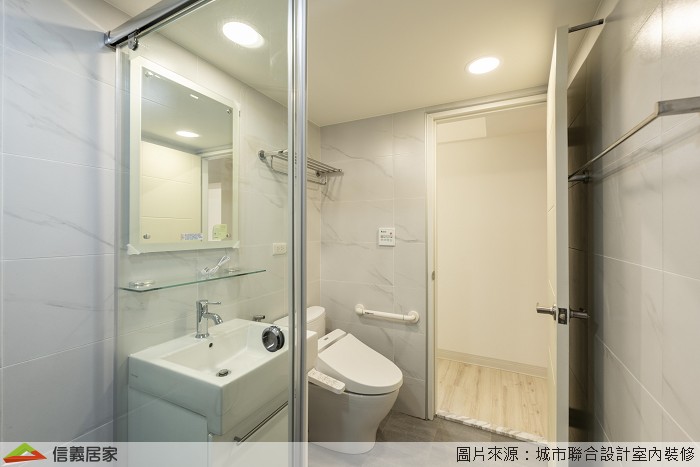 白色浴室,白色乾濕分離室內裝潢設計，包括鏡子、洗手台、淋浴/花灑、毛巾架裝潢圖片