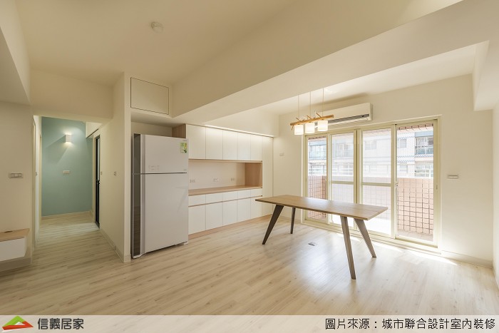 白色餐廳,白色陽台室內裝潢設計，包括收納櫃、吊燈、餐桌裝潢圖片