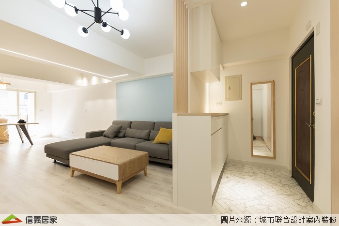 白色客廳,白色玄關室內裝潢設計，包括茶几、收納櫃、吊燈、鏡子、L型沙發裝潢圖片