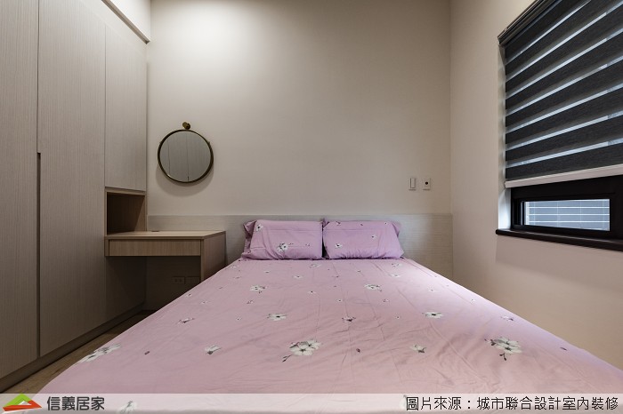 白色臥室室內裝潢設計，包括窗簾、床、收納櫃、鏡子、置物櫃裝潢圖片