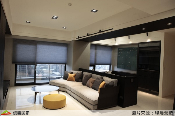 白色客廳室內裝潢設計，包括沙發、茶几裝潢圖片