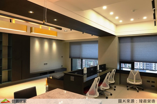 白色客廳,白色視聽室室內裝潢設計，包括吊燈、椅子裝潢圖片