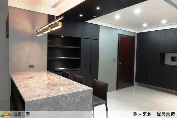 白色餐廳室內裝潢設計，包括吊燈、餐椅、展示櫃、置物櫃、中島裝潢圖片