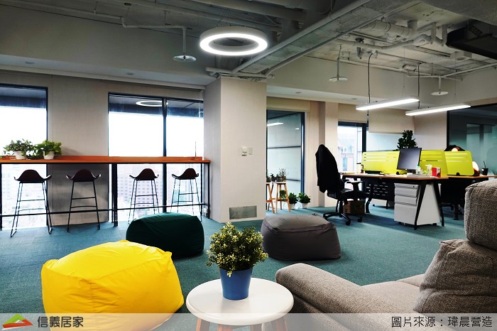 白色辦公室室內裝潢設計，包括沙發、椅子、地毯、烤漆玻璃裝潢圖片